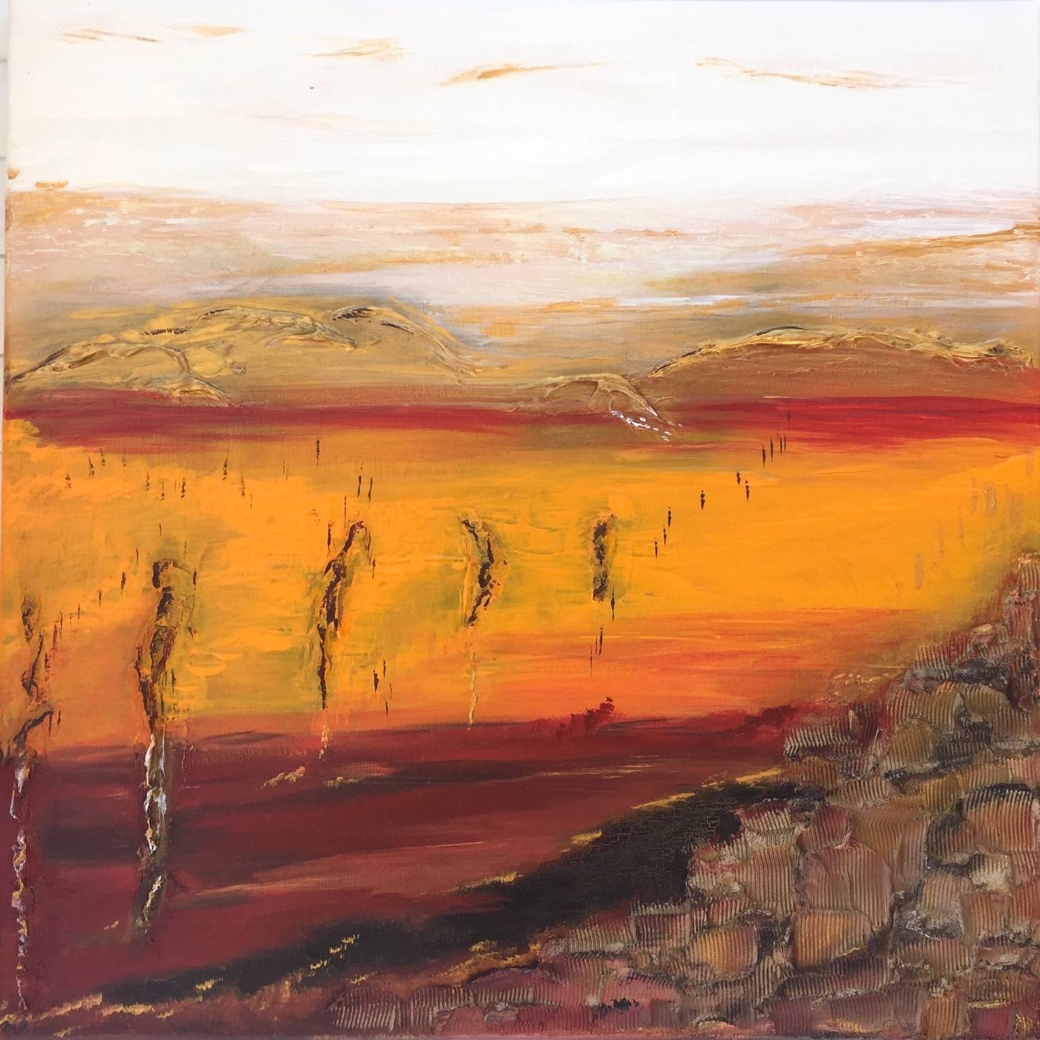 Golden Landscape (2020) - 50x50cm abstrakte Landschaft in Gold- und Orangetönen von Marleen